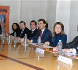 Don Felipe y Doña Letizia, durante la reunión de trabajo con la Junta Directiva y el Patronato de la Fundación Codespa