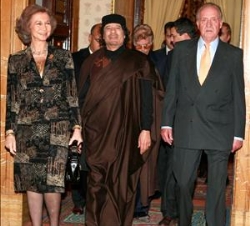 Sus Majestades los Reyes y Muammar El-Gadafi, Líder de la Revolución de Gran Al-Yamahiría Árabe Libia Popular Socialista, al inicio del almuerzo