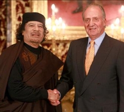 Don Juan Carlos saluda a Muammar El-Gadafi
