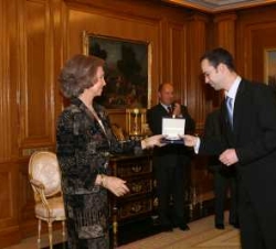 Doña Sofía entrega el Primer Premio a Guillermo Sedano Vivanco