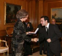 El galardonado con la Beca Mario Antolín de Ayuda a la Investigación Pictórica, Raúl Valero Barrios, recibe la distinción de manos de Su Majestad la R