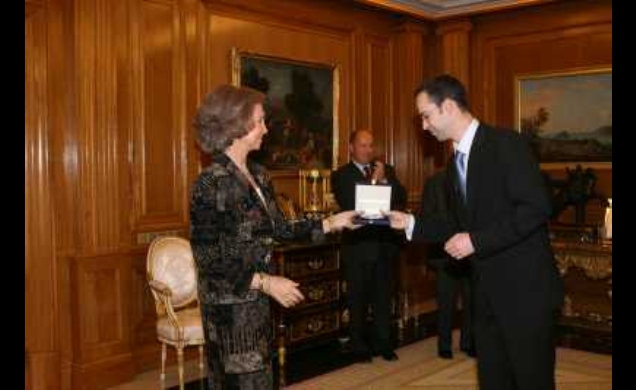 Doña Sofía entrega el Primer Premio a Guillermo Sedano Vivanco