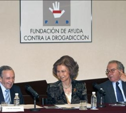 Su Majestad la Reina junto al presidente de la Fundación de Ayuda contra la Drogadicción, José Angel Sánchez Asiaín, y el vicepresidente del Patronato