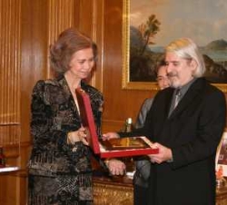 Doña Sofía entrega el Premio Tomás Francisco Priento a Pepe Hernández