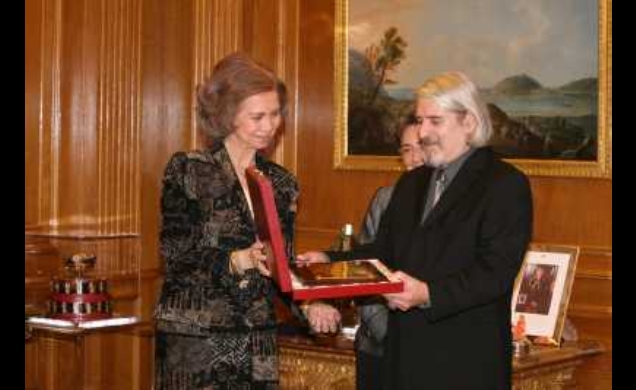 Doña Sofía entrega el Premio Tomás Francisco Priento a Pepe Hernández