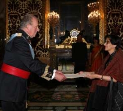 Su Majestad el Rey recibe las Cartas Credenciales de la nueva Embajadora de la República de la India, Sujata Mehta