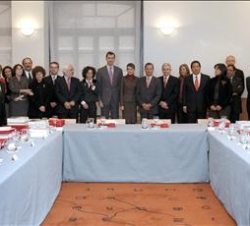 Sus Altezas Reales los Príncipes de Asturias junto a los miembros del Patronato de la Residencia de Estudiantes