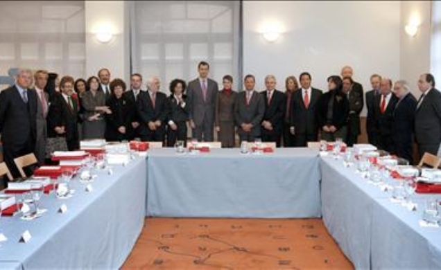 Sus Altezas Reales los Príncipes de Asturias junto a los miembros del Patronato de la Residencia de Estudiantes