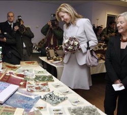 Su Alteza Real, junto a la presidenta de la Fundación Götze, Doris Fiederling, recorre la exposición con los trabajos realizados durante el año