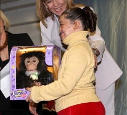 La Infanta Doña Cristina hace entrega de un juguete a una niña de la Fundación Götze