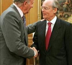Su Majestad recibe el saludo del presidente de la Comisión Nacional de la Asociación para la Racionalización de los Horarios Españoles, Ignacio Buquer