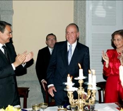 Don Juan Carlos recibe el aplauso de la Reina y del presidente del Gobierno