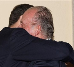 El Rey recibe el abrazo del Príncipe de Asturias