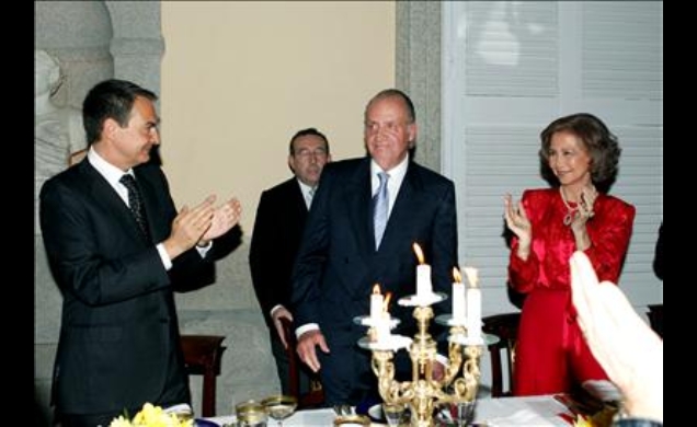 Don Juan Carlos recibe el aplauso de la Reina y del presidente del Gobierno