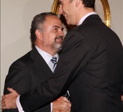 El Príncipe de Asturias recibe el saludo del presidente del Grupo Prisa, Ignacio Polanco