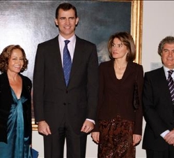 Sus Altezas Reales con Isabel Polanco y el ministro de Cultura