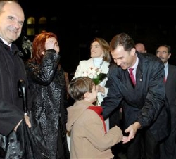 Sus Altezas Reales conversan con un niño, junto al presidente de la Junta de Andalucía y la alcaldesa de Jaén