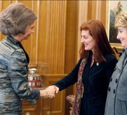 Su Majestad la Reina recibe el saludo de la presidenta de la Fundación de Víctimas del Terrorismo, Maite Pagazaurtundúa, junto a la presidenta de la C