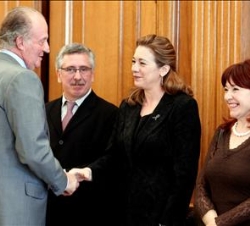 Don Juan Carlos recibe el saludo de la presidenta de la Asociación 11-M Afectados por el Terrorismo, Pilar Manjón, junto a María Jesús González, madre