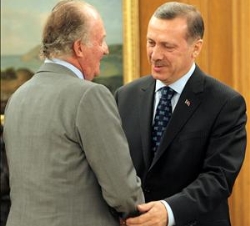 Saludo de Don Juan Carlos y el Primer Ministro de Turquía