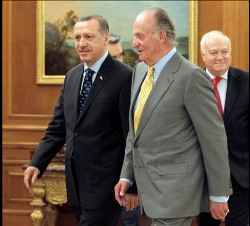 Su Majestad el Rey con el Primer Ministro turco, en presencia del el ministro de Asuntos Exteriores y Cooperación