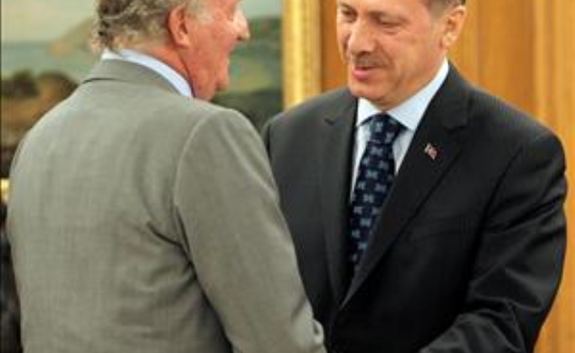 Saludo de Don Juan Carlos y el Primer Ministro de Turquía