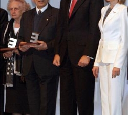 Don Felipe y Doña Letizia con los premiados Pilar Sáez e Ignasi Salvat