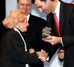 Su Alteza Real el Príncipe de Asturias hace entrega del premio ESADE a Pilar Sáez, viuda de Raventós, uno de los patronos fundadores de esta entidad