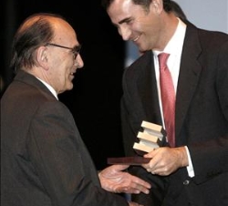 Don Felipe hace entrega del premio ESADE al representante del Provincial de la Compañía de Jesús y vicepresidente del Patronato de la Fundación ESADE,