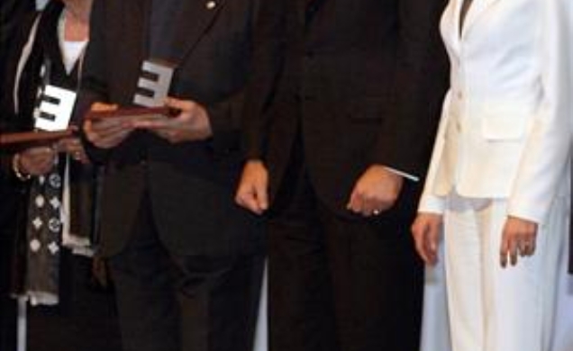 Don Felipe y Doña Letizia con los premiados Pilar Sáez e Ignasi Salvat