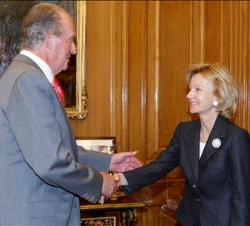 Don Juan Carlos saluda a la ministra de Administraciones Públicas, Elena Salgado