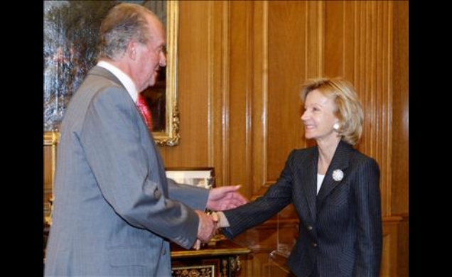 Don Juan Carlos saluda a la ministra de Administraciones Públicas, Elena Salgado