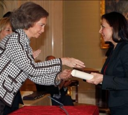 Su Majestad la Reina entrega el galardón a Esther Koplowitz