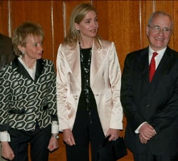Su Alteza Real la Infanta Doña Cristina, el premiado, José María Maravall, y la vicepresidenta primera del Gobierno y ministra de la Presidencia, Marí