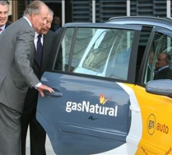 Su Majestad el Rey contempla junto con el presidente de Gas Natural, Salvador Gabarró, un coche que funciona con gas natural