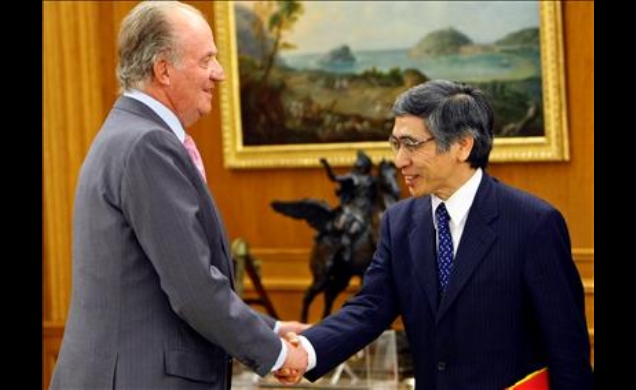 Su Majestad el Rey saluda al presidente del Banco Asiático de Desarrollo (BAsD), Haruhiko Kuroda