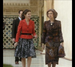 Doña Sofía y la Primera Dama de Siria, Asma Al-Assad, durante su visita a la Alhambra de Granada