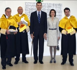 Sus Altezas Reales los Príncipes de Asturias acompañados por los recién investidos doctores honoris causa, Valentín Fuster, Joan Rodés y Pedro Alonso