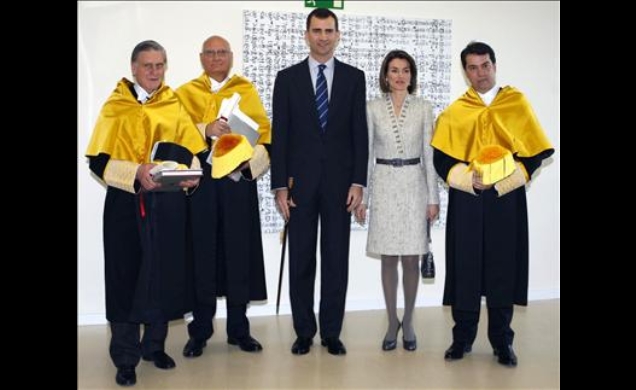 Sus Altezas Reales los Príncipes de Asturias acompañados por los recién investidos doctores honoris causa, Valentín Fuster, Joan Rodés y Pedro Alonso