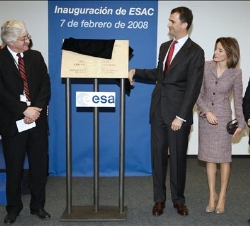 El Príncipe de Asturias descubre una placa conmemorativa de la visita