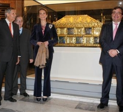 Su Alteza Real, durante su visita a la muestra, acompañada por el presidente de la Junta de Extremadura, el presidente del Consejo de Administración d