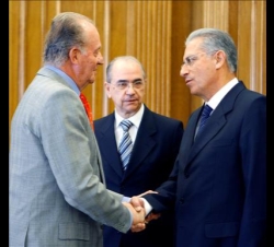 Su Majestad el Rey saluda al presidente de la Comunidad, Luis Pegueroles, en presencia del presidente del Sindicato, José Pedro Castells