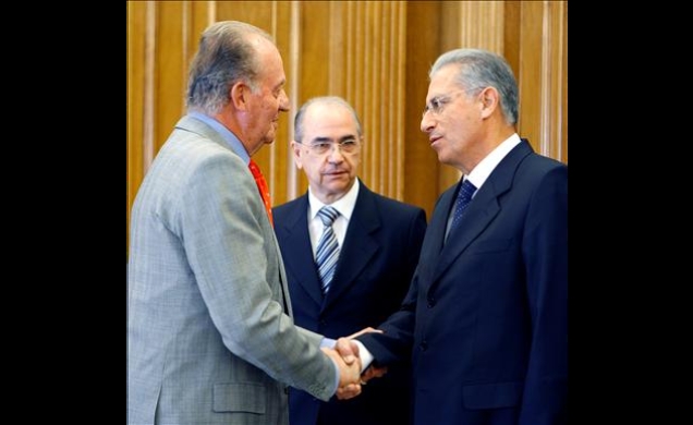 Su Majestad el Rey saluda al presidente de la Comunidad, Luis Pegueroles, en presencia del presidente del Sindicato, José Pedro Castells