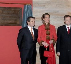 Doña Elena, tras descubrir una placa conmemorativa, junto con el presidente del Gobierno de Aragón y el presidente de la Fundación "Anselmo Pié S