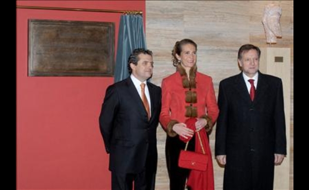 Doña Elena, tras descubrir una placa conmemorativa, junto con el presidente del Gobierno de Aragón y el presidente de la Fundación "Anselmo Pié Sopena