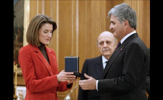 La Princesa de Asturias recibe de manos Fernando Ramírez de Haro y Valdés, conde de Murillo, el Lazo de Dama Protectora del Real Cuerpo de la Nobleza 