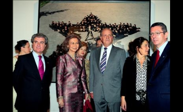 Sus Majestades los Reyes, durante la inauguración de ARCO, acompañados por el ministro de Cultura, el alcalde de Madrid y la directora de ARCO