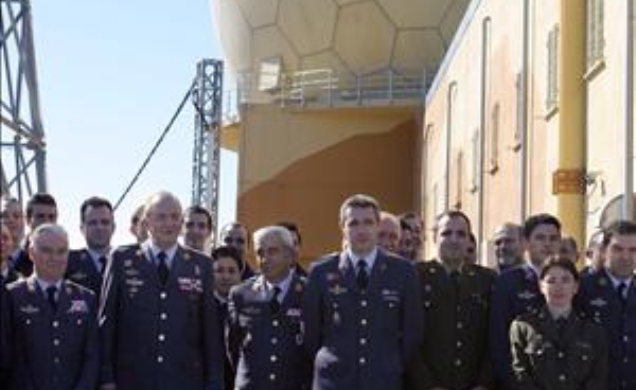 Don Juan Carlos, durante la visita que ha realizado al Escuadrón de Vigilancia Aérea nº 7, en la cima del 'Puig Major' en Mallorca.