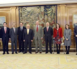Su Majestad el Rey con los miembros de la Junta Directiva de la Asociación Profesional de Letrados de las Cortes Generales