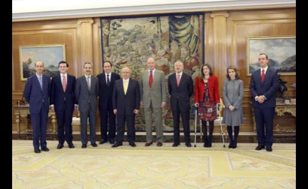 Su Majestad el Rey con los miembros de la Junta Directiva de la Asociación Profesional de Letrados de las Cortes Generales